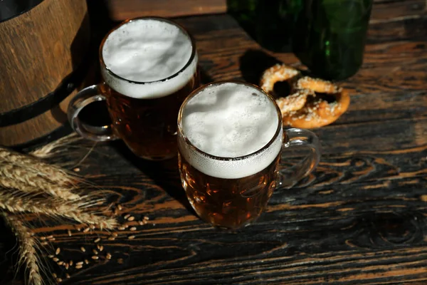 Tazas Cerveza Fría Sobre Fondo Madera Celebración Del Oktoberfest —  Fotos de Stock