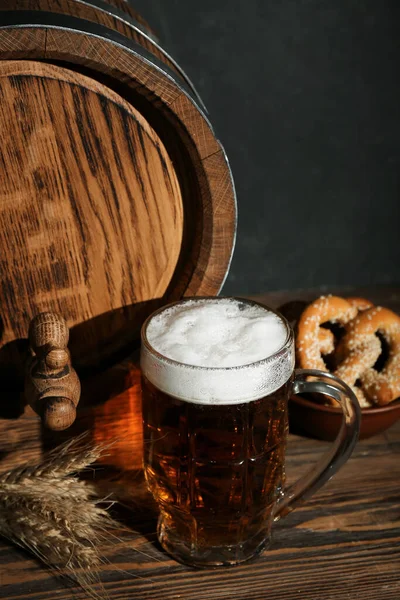 Hrnek Studeného Piva Dřevěný Sud Stole Oslava Oktoberfestu — Stock fotografie
