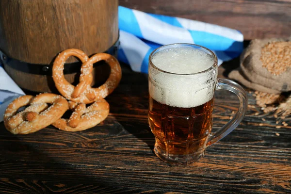 Becher Mit Kaltem Bier Auf Holzuntergrund Oktoberfest Feier — Stockfoto