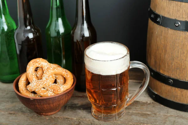 Becher Mit Kaltem Bier Und Brezeln Auf Dem Tisch Oktoberfest — Stockfoto