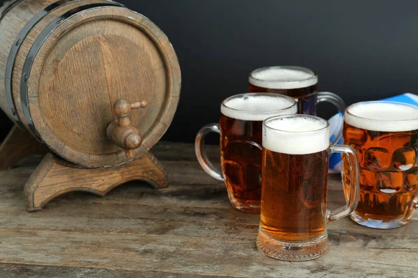 Krüge Mit Kaltem Bier Und Holzfässer Auf Dem Tisch Oktoberfest — Stockfoto
