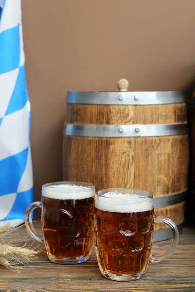 Mokken Koud Bier Houten Vat Tafel Oktoberfeest Viering — Stockfoto