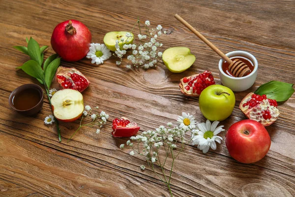 Ram Färska Frukter Blommor Och Honung Trä Bakgrund Rosh Hashanah — Stockfoto