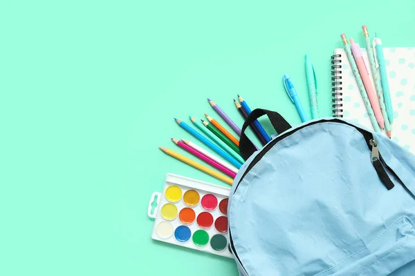 Plecak Szkolny Różnymi Kolorowymi Ołówkami Farbami Turkusowym Tle — Zdjęcie stockowe
