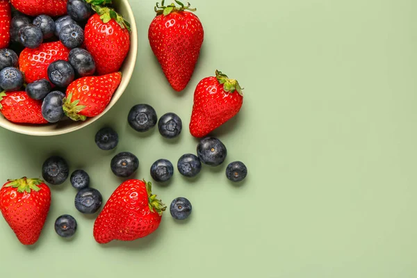 초록빛 배경에 블루베리와 딸기가 — 스톡 사진