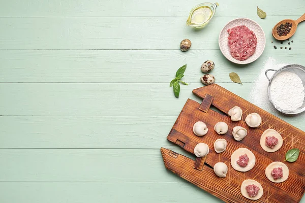 Board Uncooked Dumplings Ingredients Green Wooden Background — Stock Photo, Image