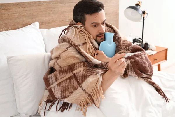 Ill Jongeman Met Thermometer Warm Water Fles Liggend Bed — Stockfoto