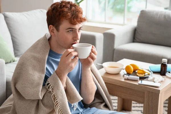 家でお茶を飲んでる若い男が — ストック写真