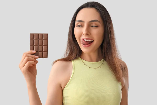 Giovane Donna Con Gustoso Cioccolato Sfondo Chiaro Primo Piano — Foto Stock