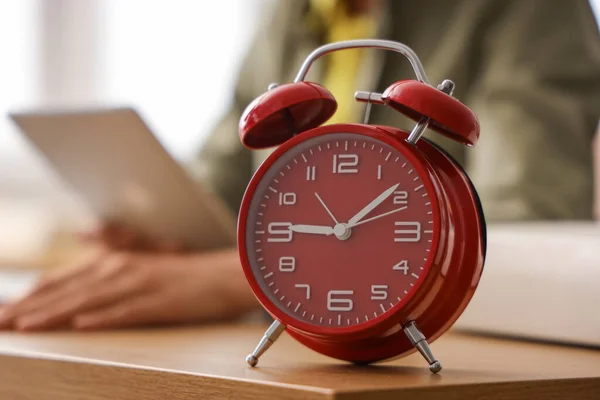 Alarm Clock Table Businesswoman Office Closeup — Stock Photo, Image