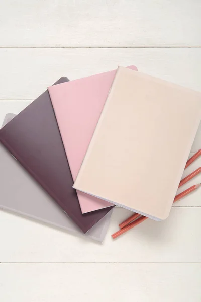 Különböző Színes Notebook Ceruzák Fehér Háttér — Stock Fotó