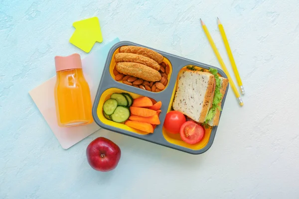 Schreibwaren Getränke Und Lunchbox Mit Leckerem Essen Auf Steigungsuntergrund — Stockfoto