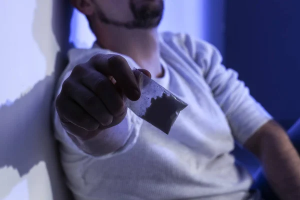 Mannelijke Junkie Met Drugs Hal Close — Stockfoto