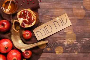 Rosh hashanah (Yahudi Yeni Yılı) için ahşap arka planda kompozisyon