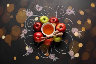 Siyah arka planda elmalı bal. Rosh hashanah (Yahudi Yeni Yılı) kutlaması