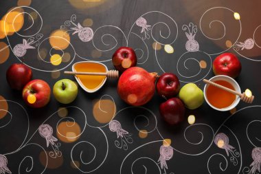 Koyu arkaplanda meyveli bal. Rosh hashanah (Yahudi Yeni Yılı) kutlaması