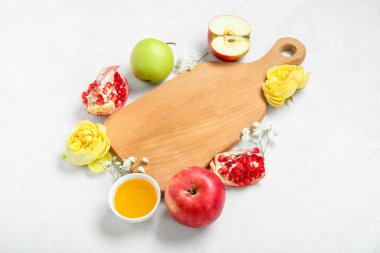 Ahşap tahta, olgun meyve, çiçek ve ballı kompozisyon. Rosh hashanah (Yahudi Yeni Yılı) kutlaması