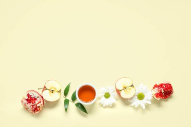 Taze elma, nar, bal ve çiçeklerle renklendirilmiş kompozisyon. Rosh hashanah (Yahudi Yeni Yılı) kutlaması