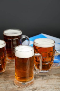 Kupalar dolusu soğuk bira masada. Ekim Festivali Kutlaması