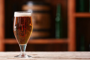 Bardaki masada bir bardak bira. Ekim Festivali Kutlaması