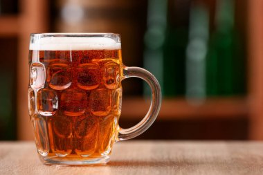 Bardaki masada bir kupa bira. Ekim Festivali Kutlaması