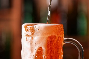 Barda köpüklü bir bardak bira, yakın plan. Ekim Festivali Kutlaması