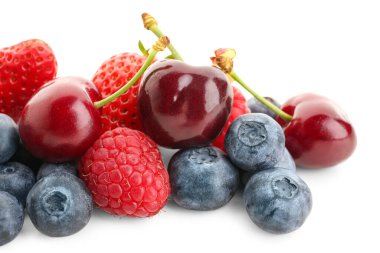 Beyaz arka planda farklı olgun meyveler, yakın plan