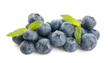 Beyaz arka planda olgun taze yaban mersini