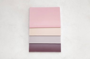 Beyaz arkaplan üzerine farklı renkli defterler