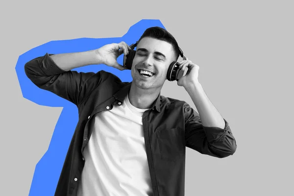 Kulaklıklı Mutlu Genç Adam Gri Arka Planda Müzik Dinliyor — Stok fotoğraf