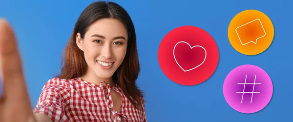 Ung Asiatisk Kvinna Som Tar Selfie Och Sociala Nätverk Ikoner — Stockfoto