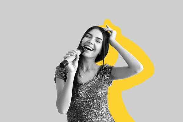Feliz Joven Cantante Femenina Con Micrófono Sobre Fondo Gris —  Fotos de Stock