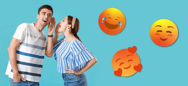Chismes Pareja Joven Diferentes Emoticonos Sonrientes Sobre Fondo Azul —  Fotos de Stock