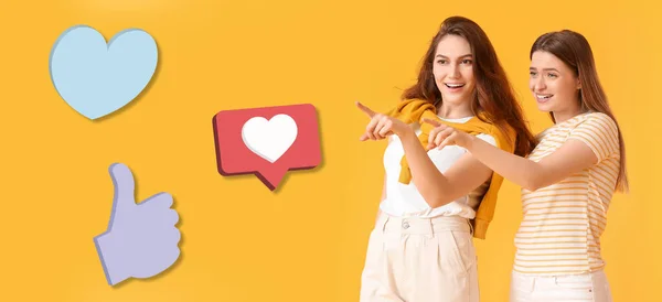 若い噂話の女性と黄色の背景のソーシャルネットワークの反応 — ストック写真