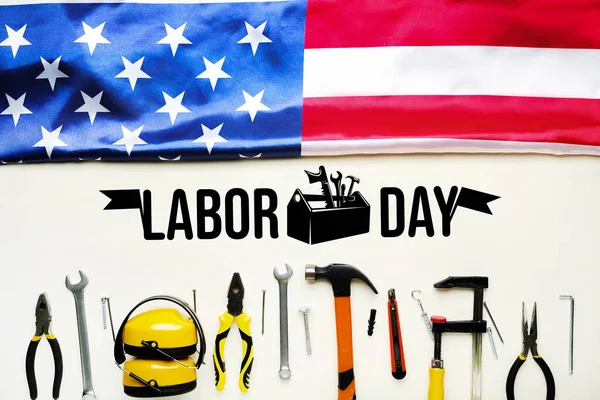 建設用品と米国の旗を持つ幸せな労働日の挨拶カード — ストック写真