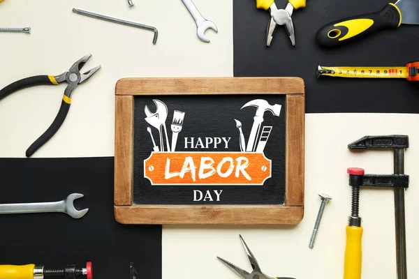 建設用品と黒板と幸せな労働の日の挨拶カード — ストック写真