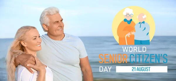 Baner Światowy Dzień Seniora Szczęśliwą Starszą Parą Kurorcie Morskim — Zdjęcie stockowe