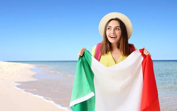 Turista Donna Con Bandiera Italiana Sulla Spiaggia — Foto Stock