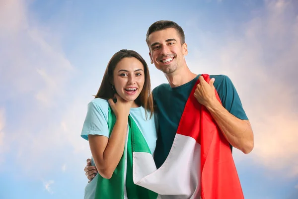 Casal Jovem Com Bandeira Italiana Contra Céu Azul — Fotografia de Stock