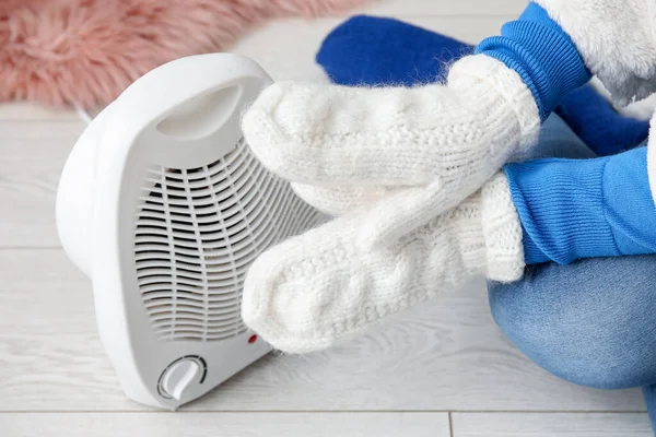 Frau Wärmt Hände Fäustlingen Der Nähe Elektrischer Ventilatorheizung Hause Nahaufnahme — Stockfoto