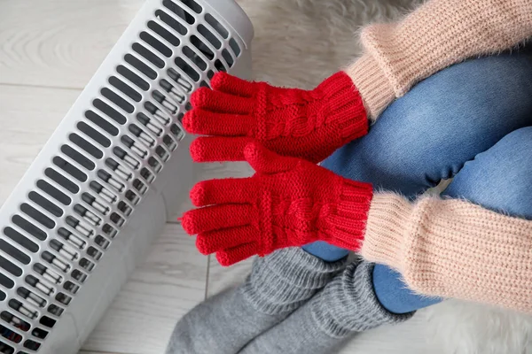 Vrouw Verwarmende Handen Handschoenen Buurt Radiator Thuis Close — Stockfoto