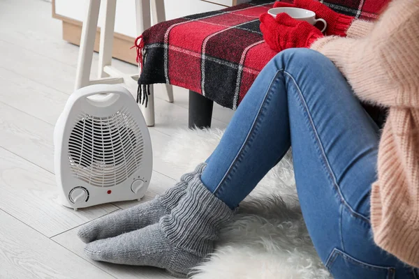 Vrouw Verwarmende Benen Sokken Buurt Van Elektrische Ventilator Verwarming Thuis — Stockfoto