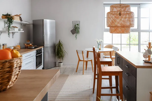 Intérieur Cuisine Lumineuse Avec Réfrigérateur Élégant Comptoirs Table Chaises — Photo