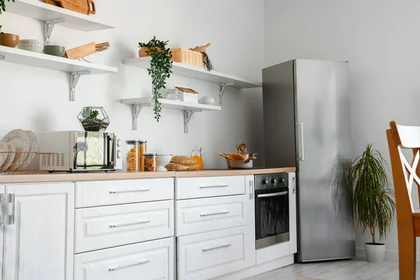 Interior Cocina Ligera Con Nevera Elegante Mostradores Estantes — Foto de Stock