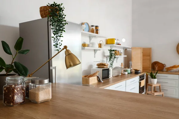 スタイリッシュな冷蔵庫 カウンター 棚付きの光キッチンのインテリア — ストック写真
