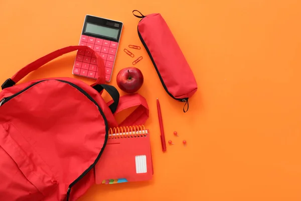 Ransel Sekolah Merah Dengan Kotak Pensil Kalkulator Dan Apel Pada — Stok Foto
