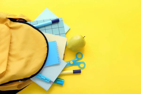 Mochila Escolar Colorida Com Maçã Cadernos Marcadores Fundo Amarelo — Fotografia de Stock