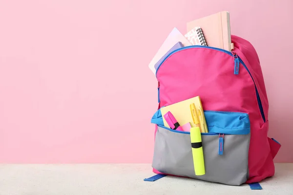 Ροζ Σχολική Τσάντα Πλάτης Σημειωματάρια Στυλό Και Μαρκαδόρους Λευκό Τραπέζι — Φωτογραφία Αρχείου