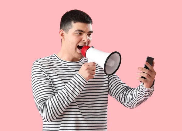 Θυμωμένος Νεαρός Άνδρας Smartphone Και Ηχείο Ροζ Φόντο — Φωτογραφία Αρχείου