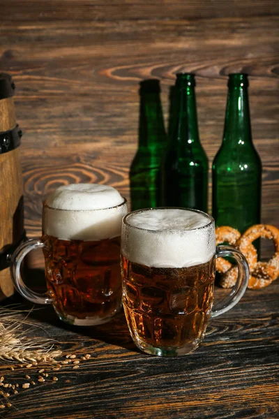 Hrníčky Studeného Piva Dřevěném Pozadí Oslava Oktoberfestu — Stock fotografie